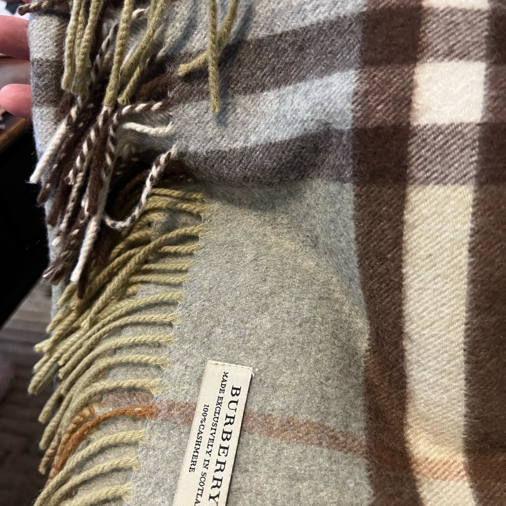 Authentic Burberry Classic big check cashmere unisex scarf - Picture 7 of 7